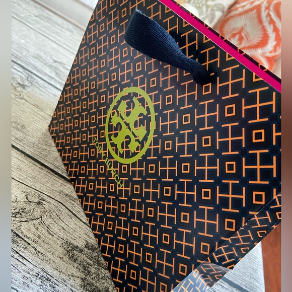 NWT! Tory Burch large logo stud earrings in rose gold + gift wrapping - Picture 9 of 15